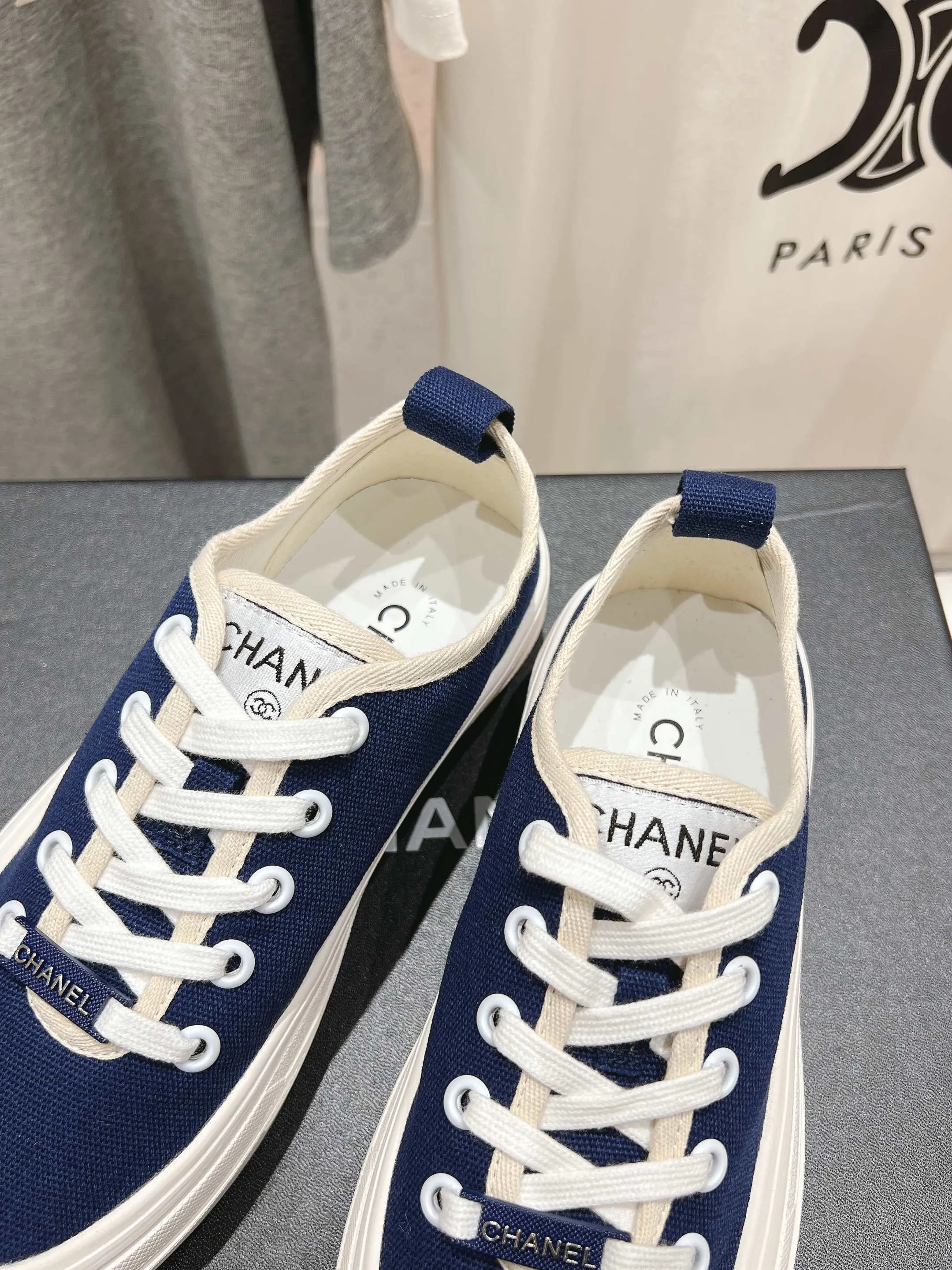 👟👟Ex-factory price 400👟👟 Chanel* Xiaoxiang 2025ss latest casual shoes, the currently super popular biscuit shoes. Internet celebrity Xiaohongshu is crazy about hot recommendations. The silly and cute style has a retro flavor! The shape is special and very recognizable. It makes your legs slimmer and longer. It is absolutely powerful. It is also very comfortable to wear. It has good looks. It is comfortable and increases your height. I must recommend it to everyone. The main feature of this year's series is minimalist style. ✔Fabric: original customized canvas. ✔Feet: water-dyed cowhide, comfortable on the feet. ✔Outsole: open-molded high-elastic rubber platform sole. ✔Number: 35-39.